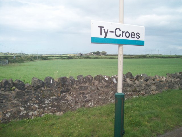 Fferm Treruffydd from Ty-Croes Station