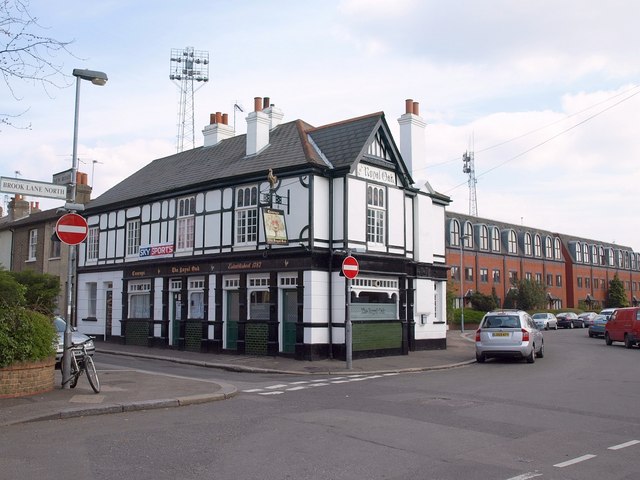 Royal Oak, Brentford © Derek Harper :: Geograph Britain and Ireland