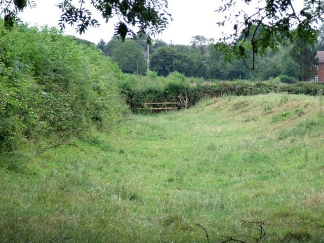 Dry Canal Bed © Ian Calderwood cc-by-sa/2.0 :: Geograph Britain and Ireland