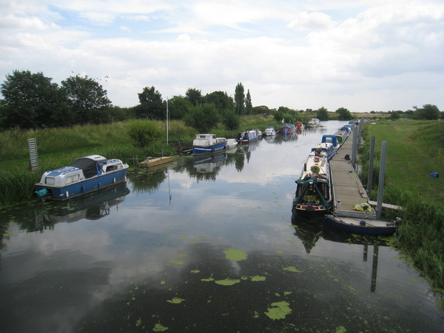 Boats moored on the Kyme Eau at Chapel... © Jonathan Thacker cc-by-sa/2 ...