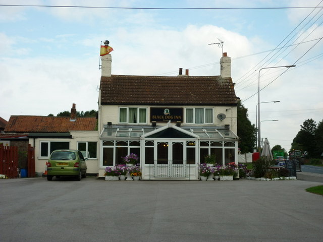 The Black Dog Inn © Ian S cc-by-sa/2.0 :: Geograph Britain and Ireland