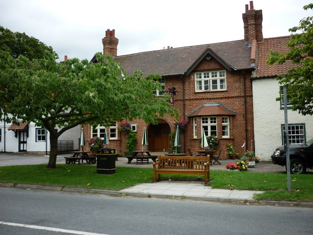 The Rose and Crown © Ian S cc-by-sa/2.0 :: Geograph Britain and Ireland