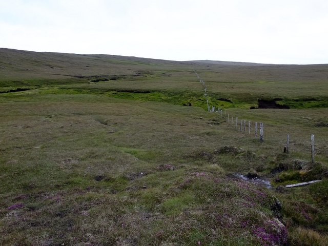 Looking west along a fence, Tonga Field