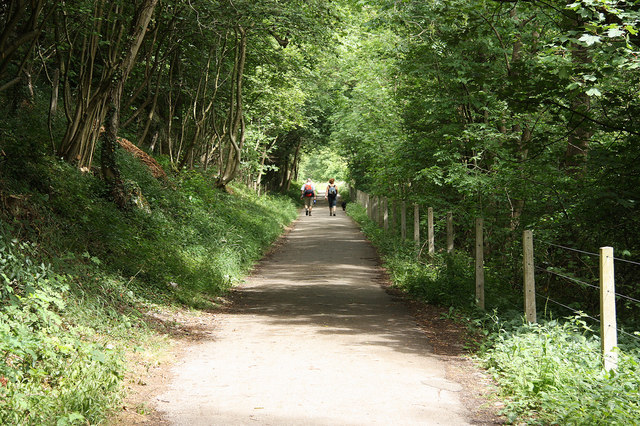 Manifold Way © Richard Croft cc-by-sa/2.0 :: Geograph Britain and Ireland