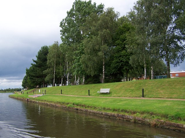 Canalside lawns, Daresbury Science Park