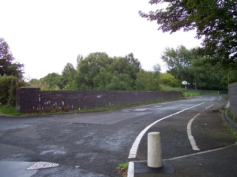 Elm Road Crosses The St Helens © Raymond Knapman Cc By Sa20 Geograph Britain And Ireland 5820