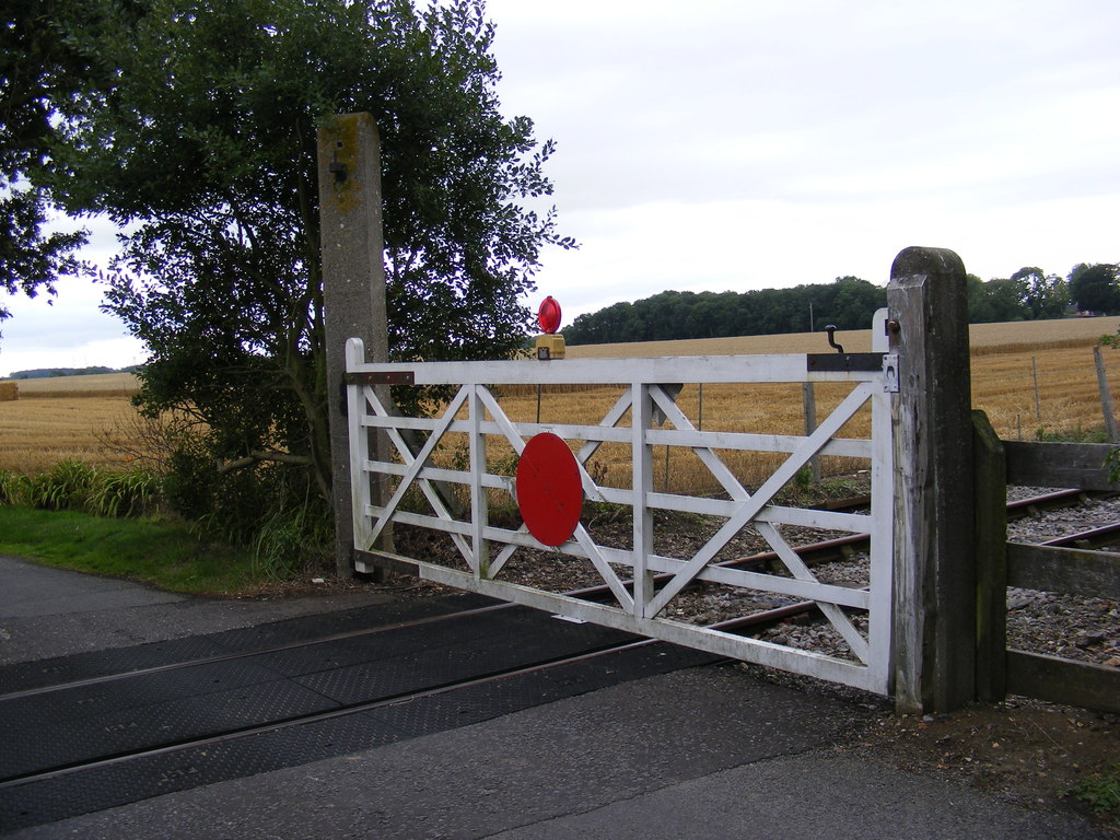 Knodishall Green Level Crossing Gates © Geographer Cc By Sa20