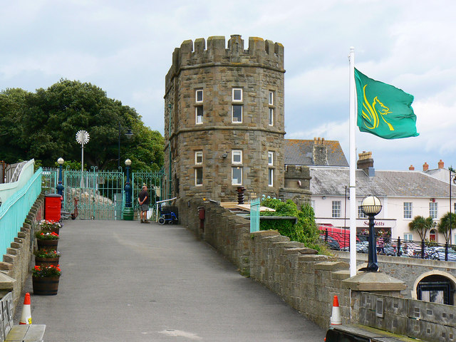 The Toll House, Clevedon Pier © Brian Robert Marshall cc-by-sa/2.0 :: Geograph Britain and Ireland