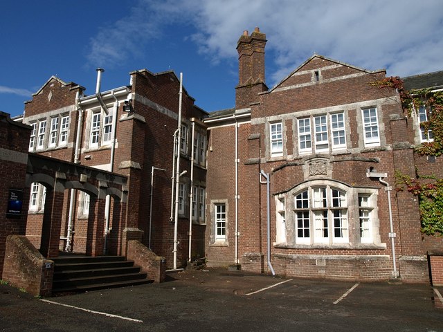 Seale-Hayne © Derek Harper cc-by-sa/2.0 :: Geograph Britain and Ireland