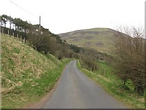 NT0535 : Minor road beneath Knowehead Hill by Richard Webb