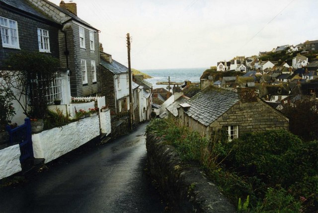 Street  leading down to the harbour in Port Isaac