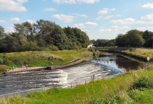 Northenden Weir © Gerald England cc-by-sa/2.0 :: Geograph Britain and ...