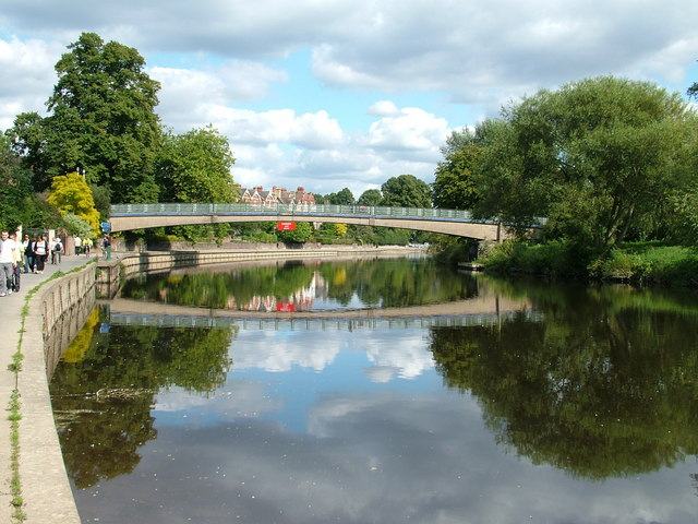 Castle Walk footbridge © Roy Haworth cc-by-sa/2.0 :: Geograph Britain ...