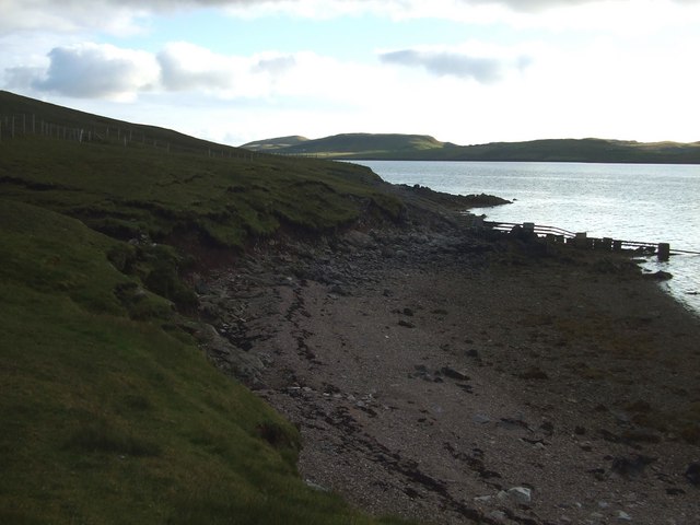 Foreshore to west of Calna Taing showing fenceline going into the ebb