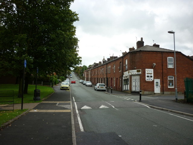 Crompton Street towards Oldham Edge © Ian S cc-by-sa/2.0 :: Geograph ...