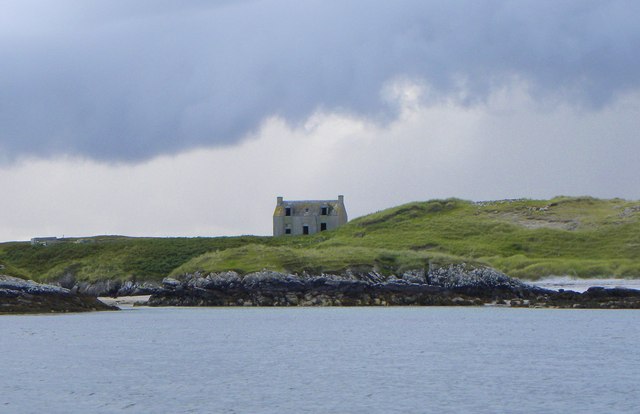 Sidhean Rossinish Sandy bay, dunes and abandoned croft house at this remote corner of Benbecula. Seen from a passing boat.
