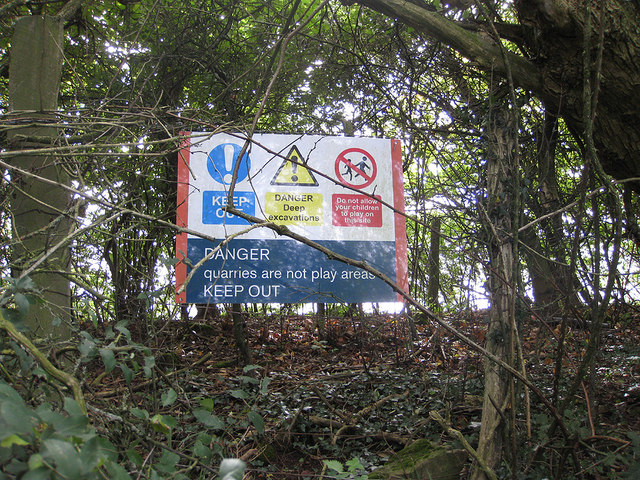 Warning sign above Drybrook Quarry © Pauline E cc-by-sa/2.0 :: Geograph ...