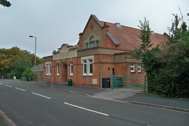 Broderick Memorial Hall - Averstoke © Colin Babb cc-by-sa/2.0 ...