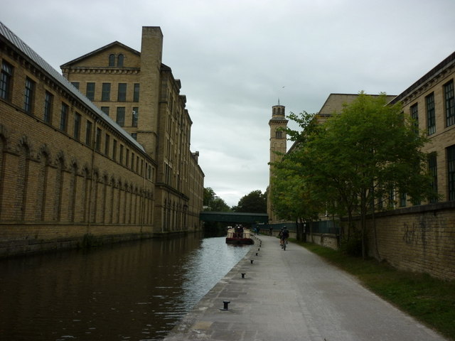 Walking along the Leeds to Liverpool Canal #157