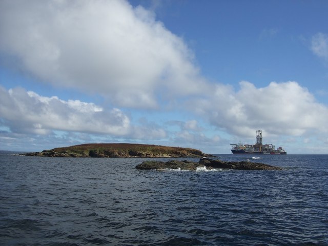 Holm Skerry of Beosetter with Holm of Beosetter behind.