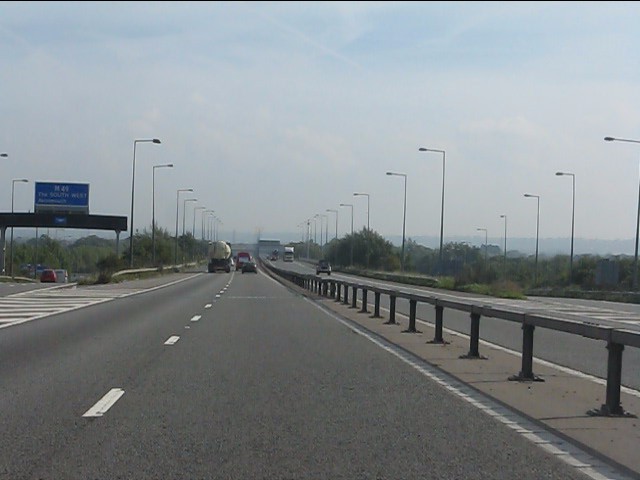 M4 Motorway at junction 22, eastbound © J Whatley cc-by-sa/2.0 ...