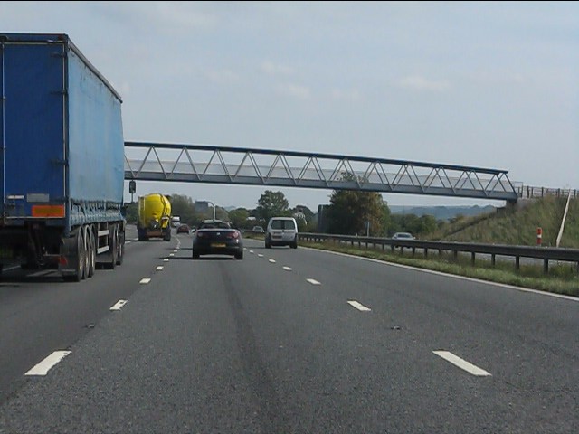 M4 Motorway - footbridge near South... © J Whatley cc-by-sa/2.0 ...