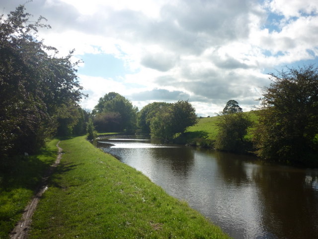 Walking along the Leeds to Liverpool Canal #473