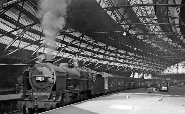 Liverpool Lime Street Station with an Up express