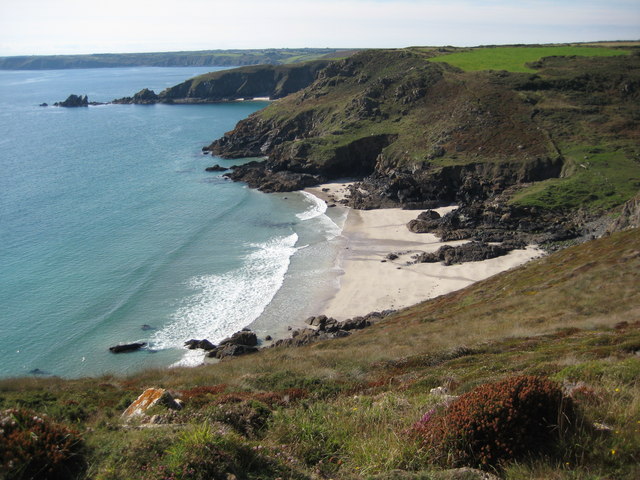 Downas Cove © Philip Halling cc-by-sa/2.0 :: Geograph Britain and Ireland