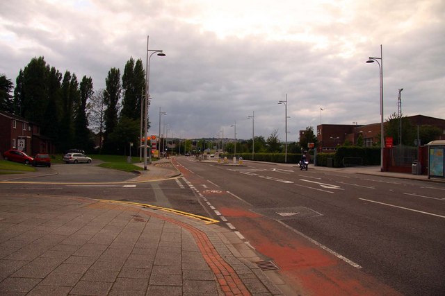 Mold Road in Wrexham © Steve Daniels cc-by-sa/2.0 :: Geograph Britain ...