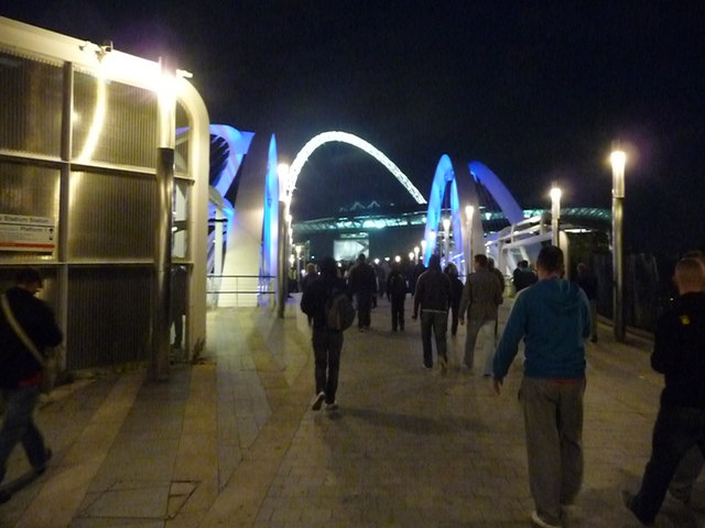 London : Wembley - Footpath to the Stadium