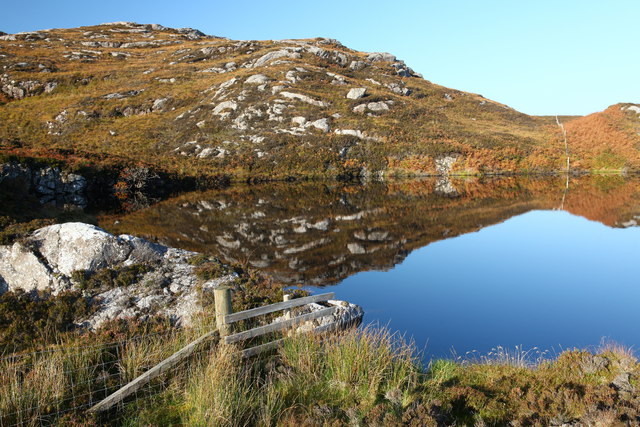 Fence by the shore of Lochan gun Ghrunnd