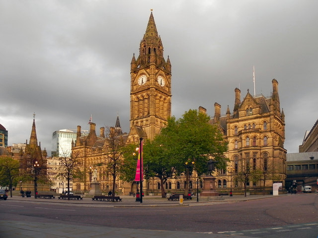 Manchester Town Hall, Albert Square © David Dixon cc-by-sa/2.0 :: Geograph Britain and Ireland