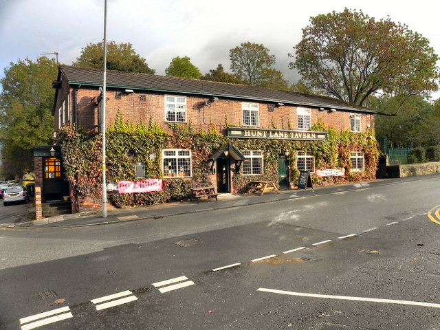 Hunt Lane Tavern © David Dixon cc-by-sa/2.0 :: Geograph Britain and Ireland