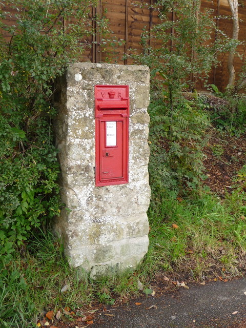 Bourton: postbox № SP8 76, Mill Lane