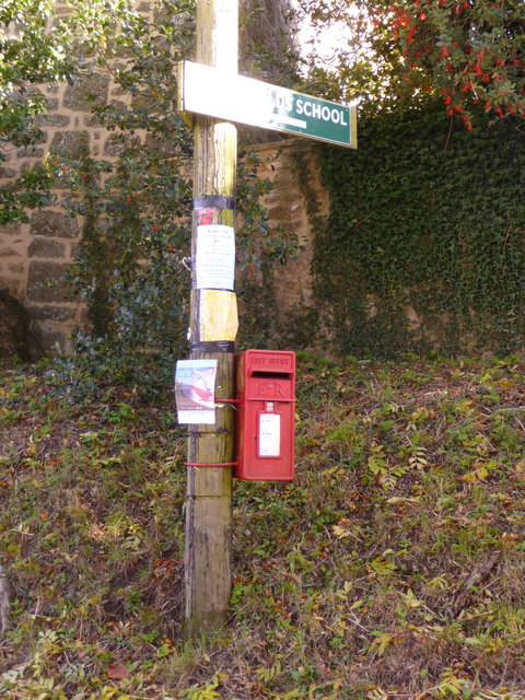 Bourton: postbox № SP8 80, West Bourton