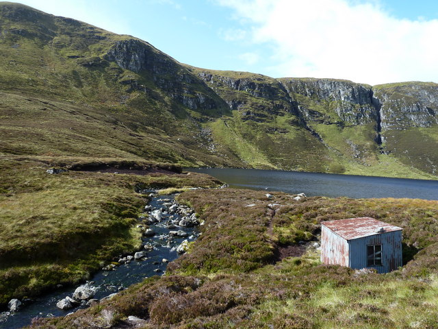 Loch Dubh and a ruined shelter