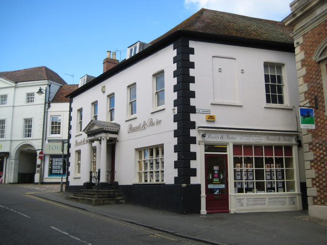 Buckingham: The Chewar & 1 West Street © Nigel Cox cc-by-sa/2.0 ...