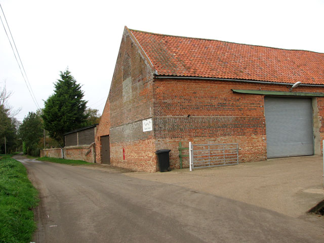 Rectory Road Past Barn By Winston Game C Evelyn Simak Cc By Sa