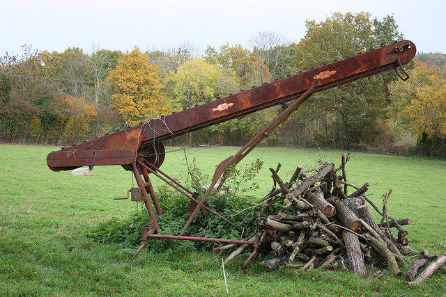 Rusting machine © Pauline E cc-by-sa/2.0 :: Geograph Britain and Ireland