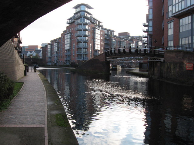 Birmingham Canals © Gareth James cc-by-sa/2.0 :: Geograph Britain and