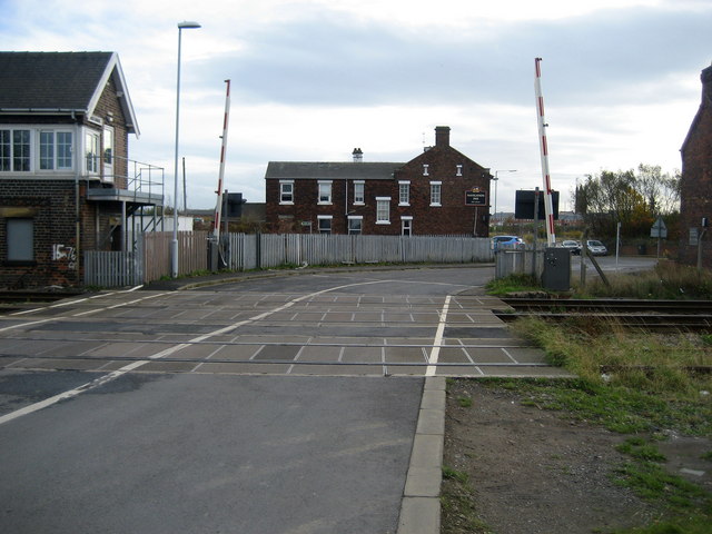 Level Crossing and the Navigation Inn © Chris Heaton :: Geograph ...