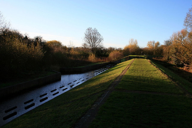 Flood bank overspill with water © David Lally cc-by-sa/2.0 :: Geograph ...