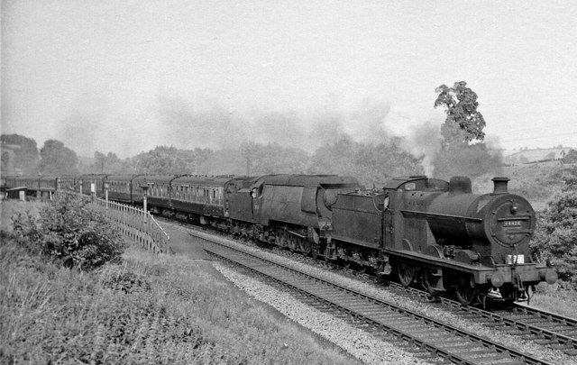 Southbound Pines Express Passing © Ben Brooksbank Cc-by-sa 2.0 