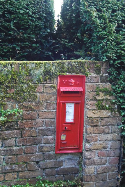 Victorian Postbox, The Street, Hartlip © N Chadwick cc-by-sa/2.0 ...