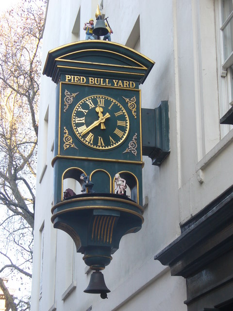 Pied Bull Yard Clock