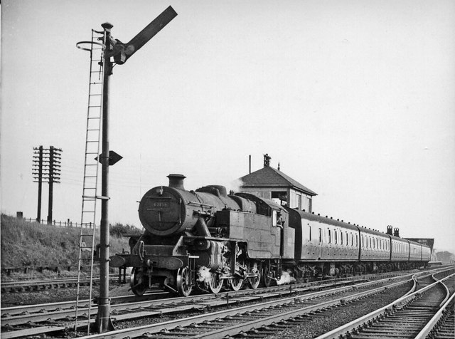 Down local train leaving Napsbury... © Ben Brooksbank cc-by-sa/2.0 ...