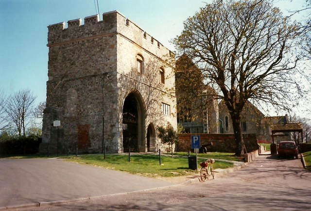 Minster Abbey Gate, Isle of Sheppey © Roger Smith cc-by-sa/2.0 ...