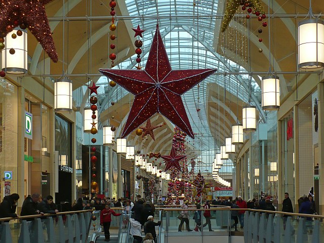Christmas shoppers and decorations, St... © Robin Drayton ccbysa/2.0