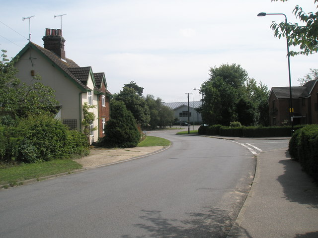 Approaching the junction of Station Road and the Debenside